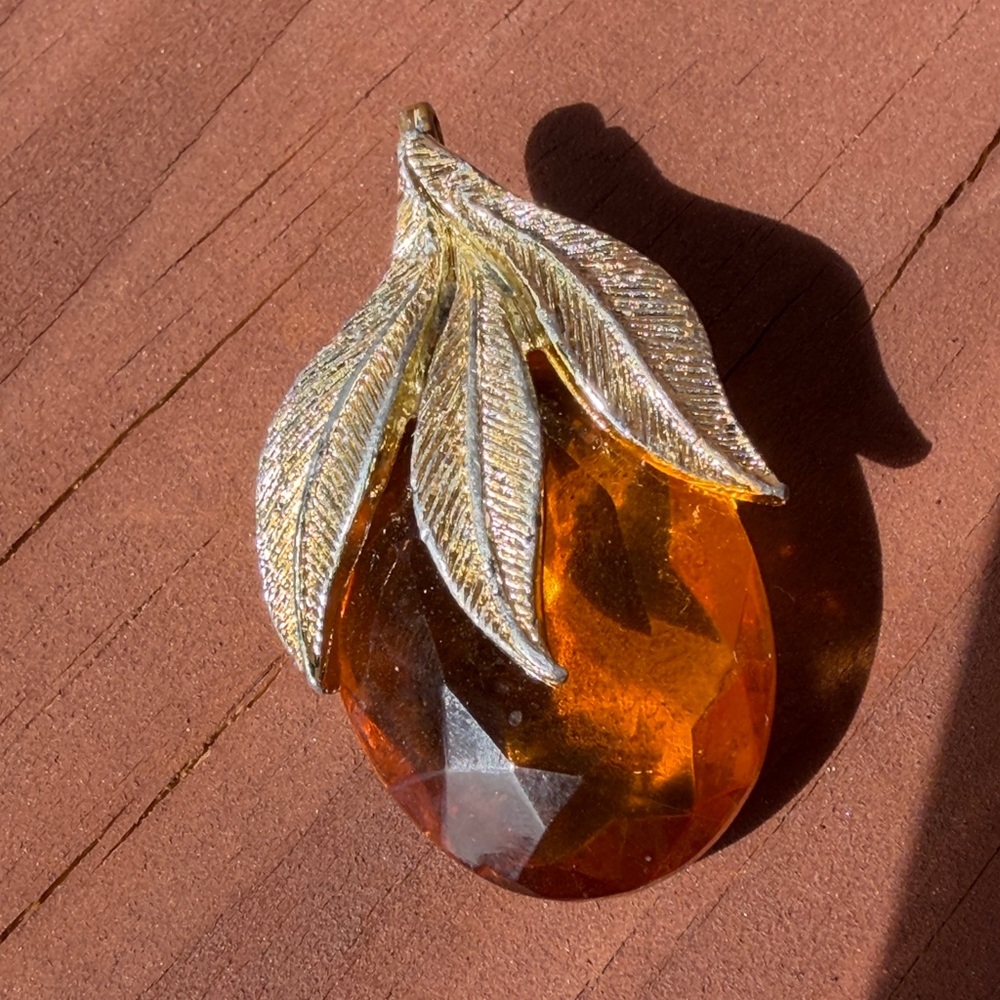 Vintage Gold Tone and Amber Leaf Pendant / Brooch - Picture 12 of 15